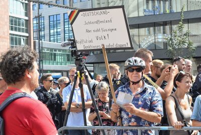 Bundeskanzler Scholz macht sich für Köpping stark - Der 80-jährige Chemnitzer Winfried Wenzel protestierte am Rande der Veranstaltung gegen die gegenwärtig Politik. Foto: Jürgen Sorge