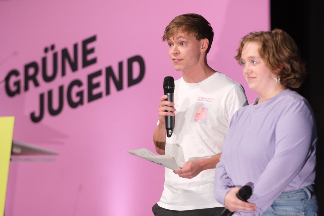 Bundeskongress hat begonnen: "Die Grüne Jugend bleibt" - "Die Grüne Jugend bleibt" - bekräftigt Sarah Linker aus dem hessischen Landesvorstand der Grünen Jugend gleich zu Beginn. 