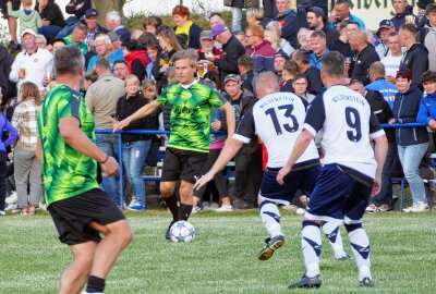 Bundesliga-Auswahl Ost zaubert beim Grünhainichener Heimatfest - Spieler wie Darius Wosz wurden von den Fans gefeiert. Foto: Andreas Bauer