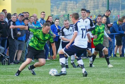 Bundesliga-Auswahl Ost zaubert beim Grünhainichener Heimatfest - Zum ersten Mal lief auch der Ex-Auer Enrico Kern für die Auswahl auf. Foto: Andreas Bauer