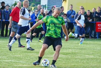 Bundesliga-Auswahl Ost zaubert beim Grünhainichener Heimatfest - Mit drei Toren war Lars Jungnickel der erfolgreichste Spieler. Foto: Andreas Bauer