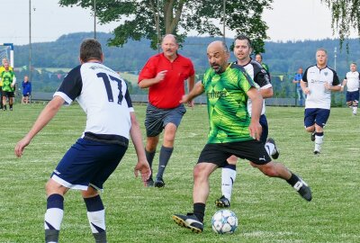 Bundesliga-Auswahl Ost zaubert beim Grünhainichener Heimatfest - Auch Khvicha Shubitidze reihte sich in die Torschützenliste ein. Foto: Andreas Bauer