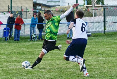 Bundesliga-Auswahl Ost zaubert beim Grünhainichener Heimatfest - Perfekte Schusshaltung zeigt hier CFC-Trainer Christian Tiffert. Foto: Andreas Bauer