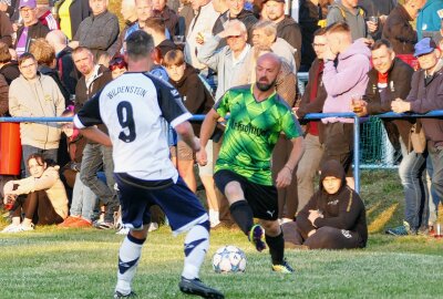 Bundesliga-Auswahl Ost zaubert beim Grünhainichener Heimatfest - Wie früher versucht es Skerdilaid Curri mit einem Übersteiger. Foto: Andreas Bauer