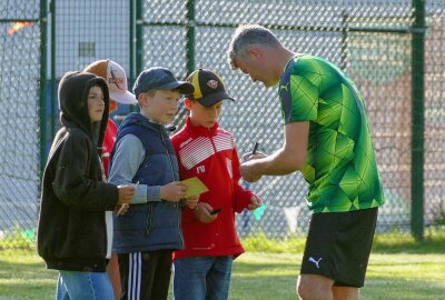 Bundesliga-Auswahl Ost zaubert beim Grünhainichener Heimatfest - Autogramme wurden schon vor dem Spiel geschrieben. Foto: Andreas Bauer