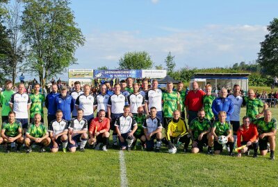 Bundesliga-Auswahl Ost zaubert beim Grünhainichener Heimatfest - Vor Anpfiff wurde auch ein Erinnerungsfoto geschossen. Foto: Andreas Bauer