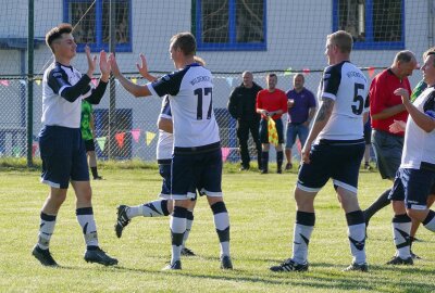 Bundesliga-Auswahl Ost zaubert beim Grünhainichener Heimatfest - Grund zum Jubeln hatte auch der SSV Wildenstein, der dank Malte Trinks früh in Führung ging. Foto: Andreas Bauer