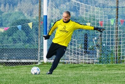 Bundesliga-Auswahl Ost zaubert beim Grünhainichener Heimatfest - Später bekam Auswahl-Keeper Tomislav Piplica aber nur noch wenig zu tun. Foto: Andreas Bauer