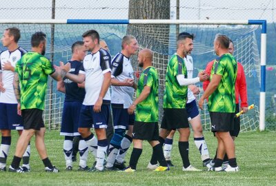 Bundesliga-Auswahl Ost zaubert beim Grünhainichener Heimatfest - Und dann war Schluss: Abklatschen nach einem unterhaltsamen Spiel. Foto: Andreas Bauer