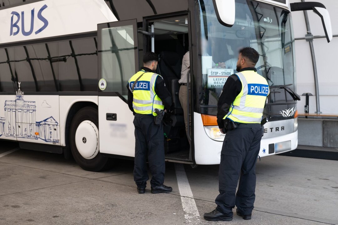 Bundespolizei bei Grenzkontrollen wegen EM sensibilisiert - Bundespolizisten kontrollieren einen Reisebus an der A17.