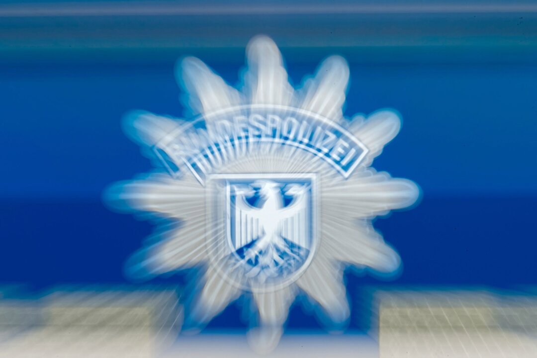 Bundespolizei greift 38 illegale Migranten in Görlitz auf - Der Schriftzug Bundespolizei ist bei veränderlicher Brennweite auf einem Einsatzwagen zu sehen.