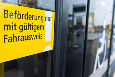 Bundesregierung stimmt sich zu Meldepflicht bei Unfällen ab - Das Fahren ohne Fahrschein bleibt verboten. Strafrechtlich verfolgt werden soll es aber nach den Vorstellungen des Bundesjustizministeriums in Zukunft nicht mehr. (Archivfoto)