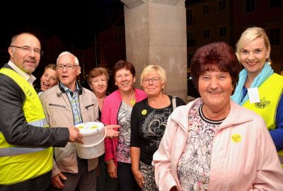 Bundeswehr-Big-Band spielt wieder in Plauen! - Prominente Spendensammler sind wieder im Einsatz. 2019 gehörten Oberbürgermeister Steffen Zenner (links) und Ehefrau Cornelia Zenner (rechts) dazu. Foto: Karsten Repert (Archiv)