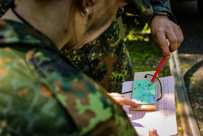 Bundeswehr-Camp in Frankenberg: Sommerferien mit Abenteuer-Garantie - Orientierung im Gelände mit Karte und Kompass steht mit auf dem Programm.