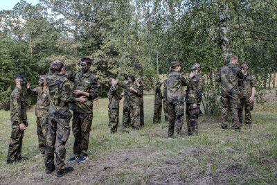 Bundeswehr-Camp in Frankenberg: Sommerferien mit Abenteuer-Garantie - Für die 15 bis 18 -Jährigen gibts gleich zu Beginn eine Einkleidung, sodass sich alle wie echte Soldaten fühlen.