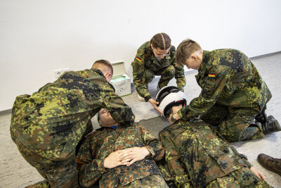 Bundeswehr-Camp in Frankenberg: Sommerferien mit Abenteuer-Garantie - Auch Erste-Hilfe-Kenntnisse werden vermittelt.