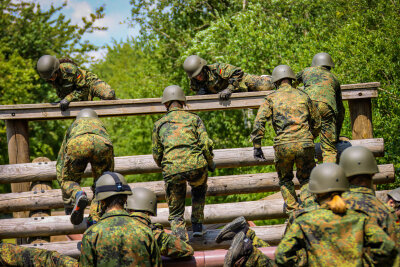 Bundeswehr-Camp in Frankenberg: Sommerferien mit Abenteuer-Garantie - Hier meistern die Teilnehmer Herausforderungen zusammen und bekommen gleichzeitig einen Einblick in die grundlegenden Fertigkeiten des Soldatenberufs.