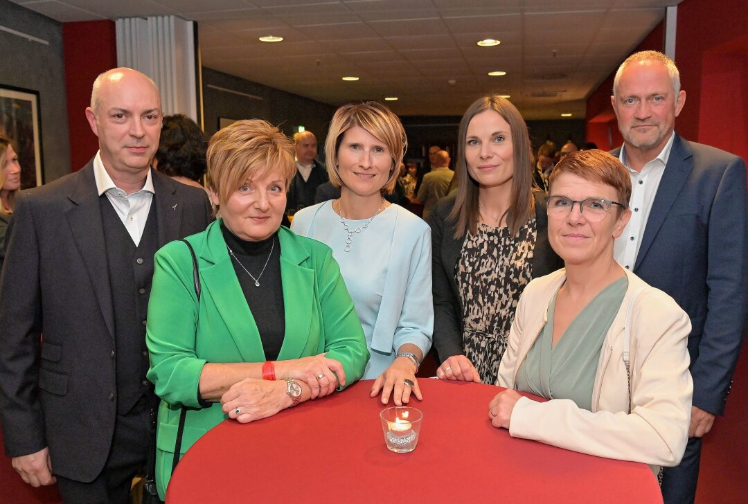 Bunte Show zum 70. Jubiläum in Zwickau - Die Vorstände der Genossenschaften arbeiten zusammen (v.li.) Ralf Lenk (ZWG), Manuela Stengel (WBG-Z), Diana Hübner (ZWG), Sandra Patzer (WBG Z) sowie Kathleen Uhlig und Thomas Müller (Wewobau). Foto: R. Wendland