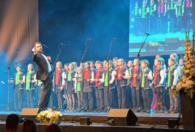 Bunte Show zum 70. Jubiläum in Zwickau - Zum 70. Jubiläum hat es in der Stadthalle Zwickau ein buntes Showprogramm gegeben. Foto: Ramona Schwabe