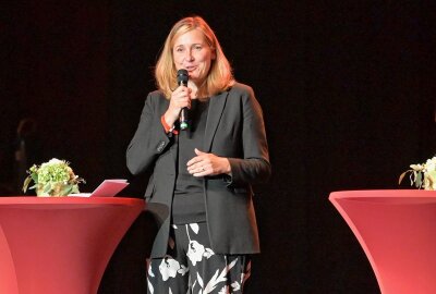 Bunte Show zum 70. Jubiläum in Zwickau - Zum Jubiläum gratuliert hat auch Zwickaus Oberbürgermeisterin Constance Arndt. Foto: Ramona Schwabe