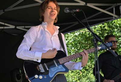 Bunte Vielfalt am "Siebenschlehener Pochwerk" in Schneeberg - Beim Sommerfest ist unter anderem auch die Band FEI aufgetreten - im Bild Danny Siegel aus Sosa. Foto: Ralf Wendland