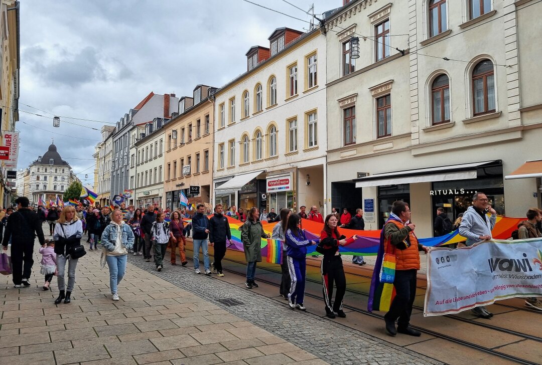 Buntes Treiben beim CSD in Görlitz: Gegendemos prägen Straßenbild - Ein Zeichen für die Akzeptanz von Lesben, Schwulen und anderen queeren Menschen wurde heute in Görlitz und Zgorzelec gesetzt. Foto: Luise Malinka