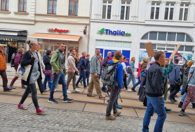 Buntes Treiben beim CSD in Görlitz: Gegendemos prägen Straßenbild - Ein Zeichen für die Akzeptanz von Lesben, Schwulen und anderen queeren Menschen wurde heute in Görlitz und Zgorzelec gesetzt. Foto: Luise Malinka