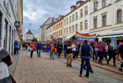 Buntes Treiben beim CSD in Görlitz: Gegendemos prägen Straßenbild - Etwa 720 Menschen haben beim CSD in Görlitz teilgenommen. Foto: Luise Malinka