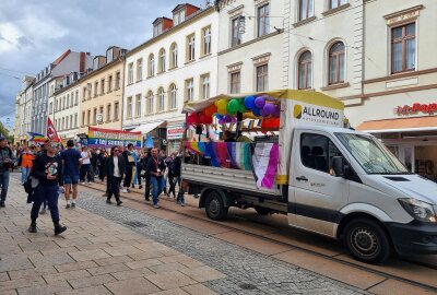 Buntes Treiben beim CSD in Görlitz: Gegendemos prägen Straßenbild - Etwa 720 Menschen haben beim CSD in Görlitz teilgenommen. Foto: Luise Malinka