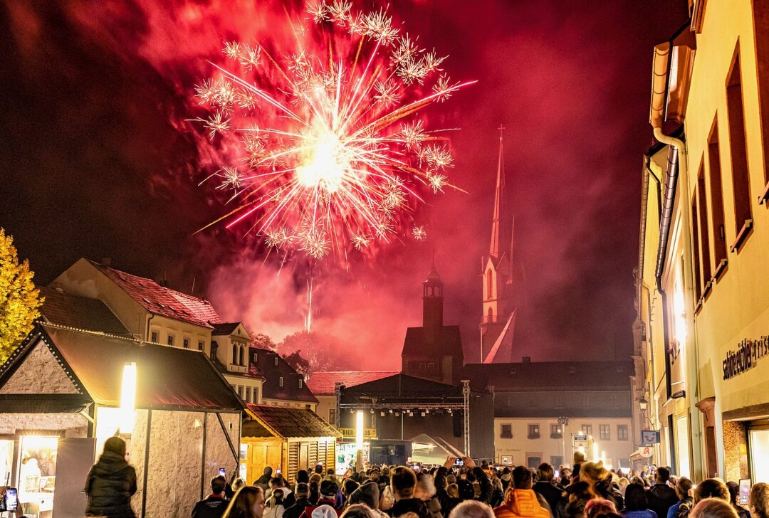 Burgstädt feiert drei Tage Stadtfest: Was es alles zu erleben gibt - Zur Krönung des dreitägigen Stadtfestes in Burgstädt wird auch in diesem Jahr wieder ein großes Höhenfeuerwerk am Festsonntag werden. Foto: Ralf Jerke/Archiv