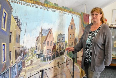 Burgstädt feiert drei Tage Stadtfest: Was es alles zu erleben gibt - Sylvia Vavra zeigt den Blick zum "Viebsch", den Eduard Seltmann 1926 malte. Foto: Jürgen Sorge