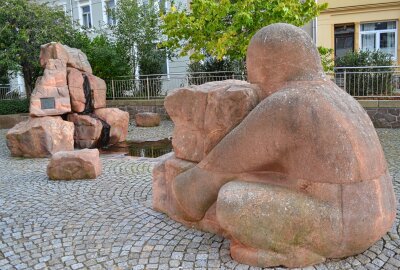 Burgstädt feiert drei Tage Stadtfest: Was es alles zu erleben gibt - Der Riese vom Taurastein ist Teil des Brunnens. Foto: Jürgen Sorge