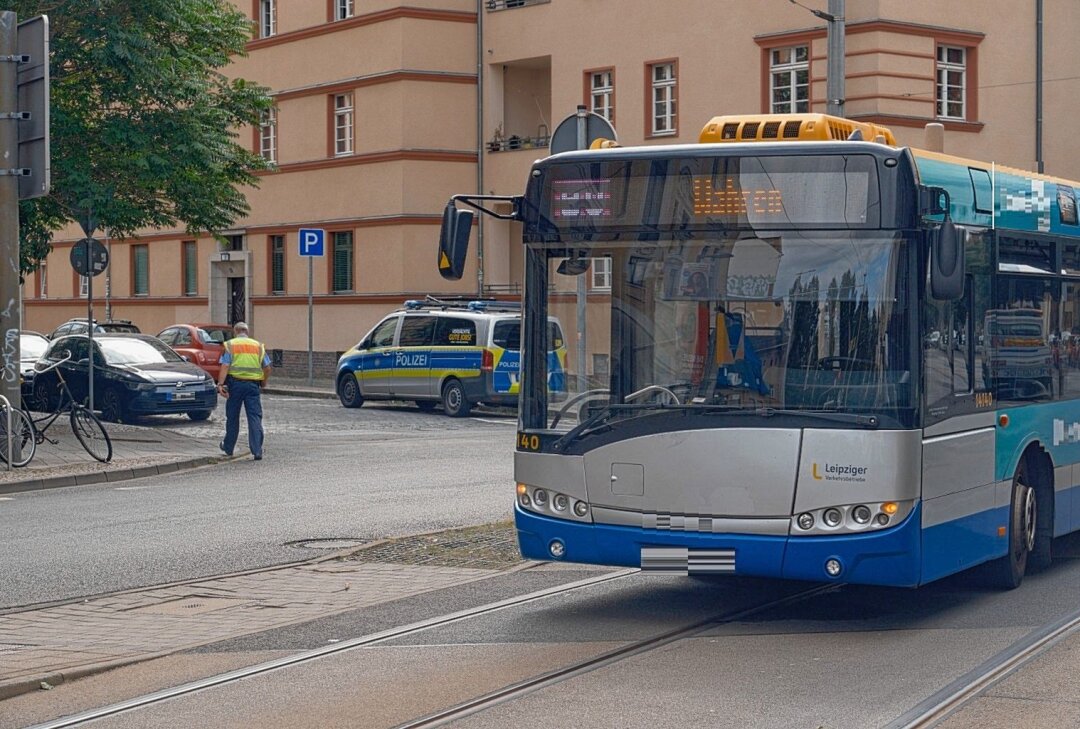 Bus muss Gefahrenbremsung einlegen: Mehrere Verletzte - Gegen 10:35 Uhr am Montagmorgen musste ein Bus der Leipziger Verkehrsbetriebe (LVB) eine Gefahrenbremsung einlegen. Foto: Christian Grube