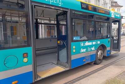 Bus muss Gefahrenbremsung einlegen: Mehrere Verletzte - Gegen 10:35 Uhr am Montagmorgen musste ein Bus der Leipziger Verkehrsbetriebe (LVB) eine Gefahrenbremsung einlegen. Foto: Christian Grube