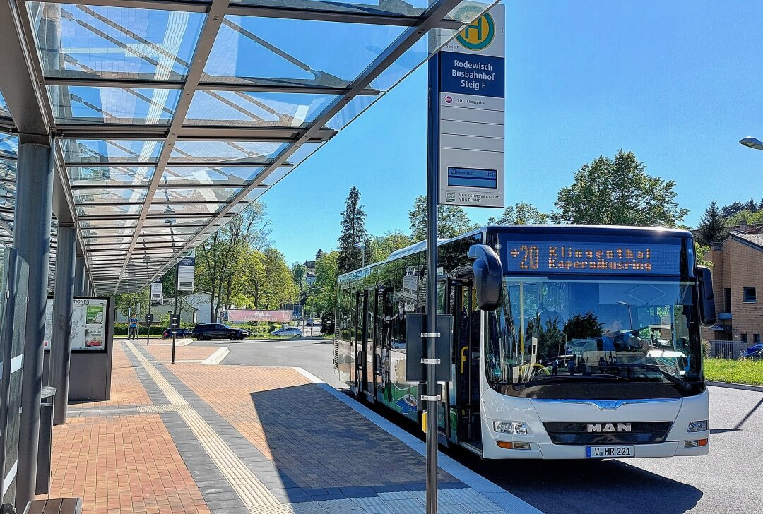 Bus und Bahn fahren im Vogtland zuverlässig weiter - Der ÖPNV im Vogtland setzt seinen Weg der Kommunalisierung fort. Foto: Karsten Repert