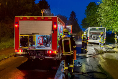Busbrand in Schneeberg: Fahrer handelt schnell und verhindert Schlimmeres - Busbrand in Schneeberg: Fahrer handelt schnell und verhindert Schlimmeres.