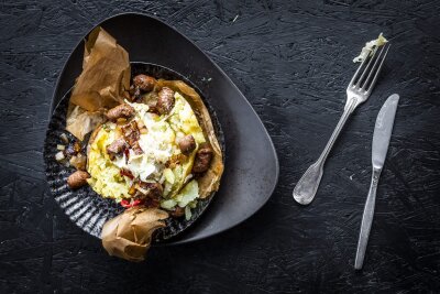 Butterweich und bunt: So wird die Ofenkartoffel zu Kumpir - Kumpir ist ein typisches türkisches Streetfood. Mit Merguez und Sauerkraut wird aus der Ofenkartoffel ein würzig-frisches Gericht.