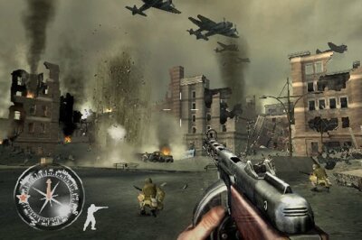 "Call of Duty": Vom Nachahmer zum Milliarden-Shooter - Mit dem Ableger "Call of Duty: Finest Hour" durften im Dezember 2004 erstmals auch die Konsolenspieler in den Schlachten des Zweiten Weltkriegs mitmischen. Die damalige Generation der Spielemaschinen bestand aus Xbox, PS2 und GameCube. Gekämpft wurde in Stalingrad, Nordafrika und Aachen - stets auf Seiten der Alliierten, versteht sich. Nazi-Symbole wurden für die deutsche Version entfernt.