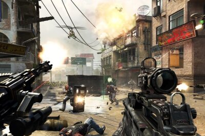 "Call of Duty": Vom Nachahmer zum Milliarden-Shooter - Die Handlung von "Call of Duty: Black Ops 2" (2012) spielt in recht naher Zukunft. Die Zukunftsvision ist - wenig überraschend - eine finstere: Im Jahr 2025 werden Kriege kaum mehr von Soldaten bestritten. Im Kampf der Maschinen dominieren Roboter und Drohnen. Brisant daran: Der Kalte Krieg zwischen den USA und China eskaliert. Rückblenden sorgen dafür, dass ein Teil der Handlung in den 80er-Jahren spielt und sich an realen Konflikten orientiert. Dafür, dass die Story komplexer ist als im Gros der Shooter, sorgte ein renommierter Drehbuchautor: David S. Goyer war unter anderem für "Batman Begins" und "The Dark Knight Rises" tätig.