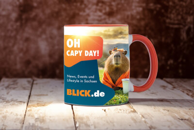 Kaffeepot mit Capybara-Motiv und "Oh Capy Day"-Schriftzug