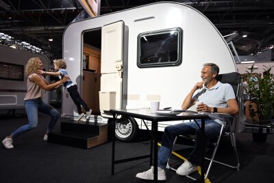 Caravan Salon: Welches Wohnmobil darf's sein? - Leichtgewicht für E-Autos: Der "Aviva Lite 300 LH" von Adria wiegt nur 750 Kilogramm und bietet dennoch Platz für bis zu drei Personen.