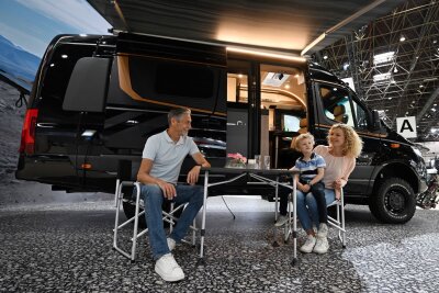 Caravan Salon: Welches Wohnmobil darf's sein? - Kompakter Komfort: Der "Genius 641 LE" von Malibu bietet auf 6,41 Metern Zwei-Meter-Betten und kostet ab rund 93.000 Euro – die Offroad-Variante schlägt mit etwa 150.000 Euro zu Buche.