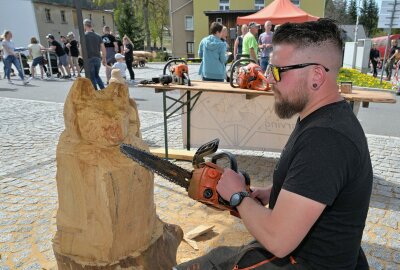 Carlsfelder haben Maifest gefeiert - In Carlsfeld ist heute das Maifest gefeiert worden - im Bild Matthias Unger aus Sosa beim Kettensägen-Schnitzen. Foto: Ralf Wendland