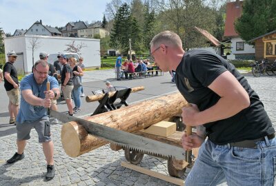 Carlsfelder haben Maifest gefeiert - Beim Schrotsägen-Wettschneiden mitgemacht haben die Carlsfelder Robert Wallschläger (li.) und Tony Konatz (re.). Foto: Ralf Wendland