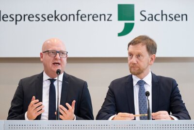 CDU und SPD plädieren für neue politische Kultur - Henning Homann (l), Co-Vorsitzender der SPD, und Ministerpräsident Michael Kretschmer (CDU) streben eine gemeinsame Minderheitsregierung an.