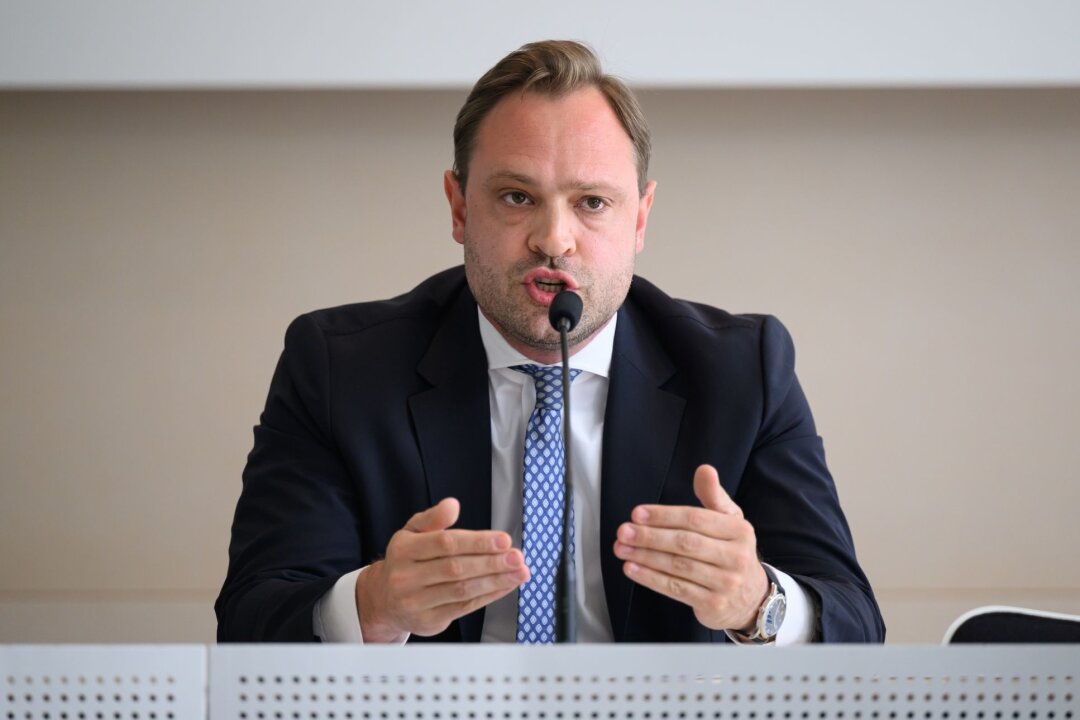 CDU will auf Parteitag Regierungsprogramm beschließen - Alexander Dierks, Generalsekretär der CDU Sachsen, sitzt während der Pressekonferenz zur Europawahl im Raum der Landespressekonferenz im Landtag auf dem Podium.
