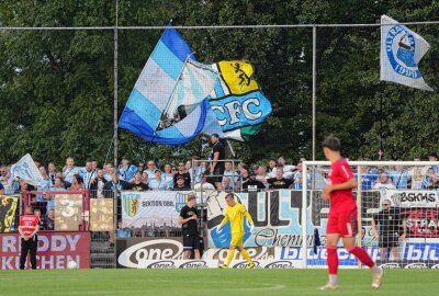 CFC blamiert sich beim Schlusslicht - Der Gästeblock in der "Bluechip-Arena" war ordentlich gefüllt. Foto: Marcus Hengst