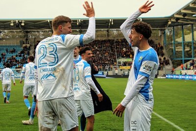 CFC: Flutlichtspiel im Heinz-Steyer-Stadion - Felix Müller und Luis Fischer bejubeln den Sieg im "Wernesgrüner Sachsenpokal" über die SG Dynamo Dresden. Nun wartet der Dresdner SC 1898 auf den Rekordsachsenpokalsieger. Foto: Marcus Hengst