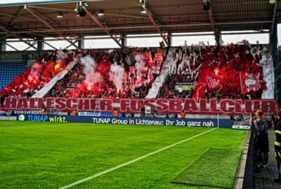 CFC-Forderungen an den NOFV: Fanfreundliche Zukunft und fairer Wettbewerb - Die 1.588 Hallenser starteten mit einem Chaos-Intro sowie Pyro-Technik. Foto: Marcus Hengst