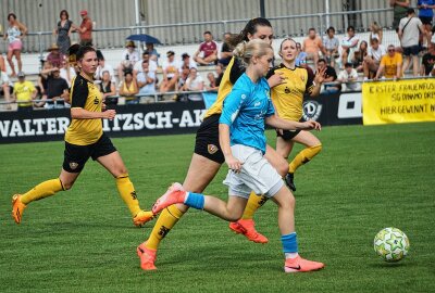 CFC-Frauen besiegen Dynamo Dresden! - Svenja Kurz traf zum 4:0 gegen die Dresdnerinnen. Foto: Marcus Hengst